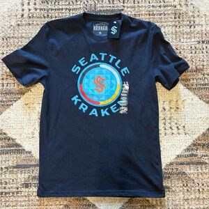 Men’s NWT Seattle Kraken Indigenous HIFE Navy Blue T-Shirt Small